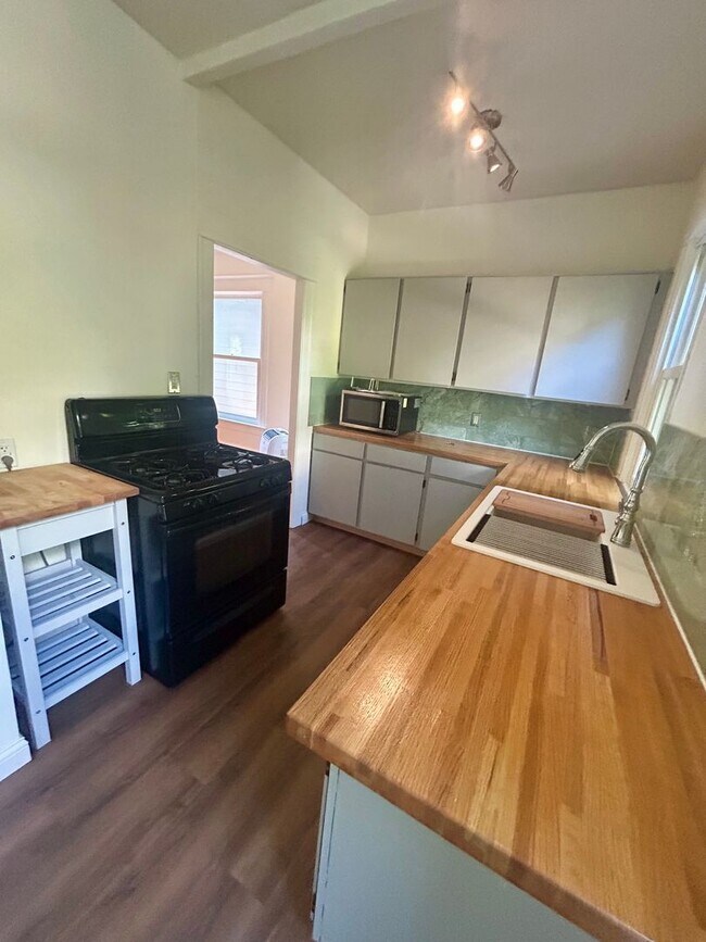 Building Photo - SFH 290 - Yamhill Duplex