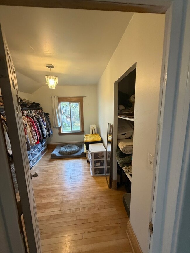 Building Photo - AVAILABLE December! - 3 Bed 1 Bath Home!