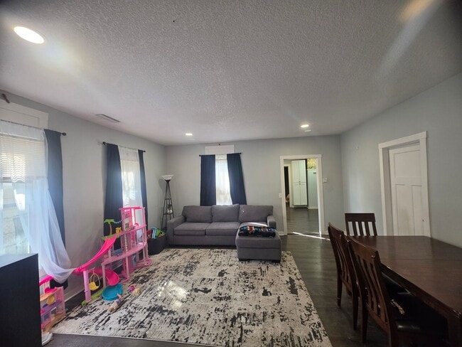 Building Photo - 626 NE Taylor St