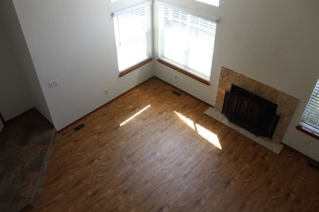 Building Photo - Gorgeous 2 Story End Unit in Lakewood!