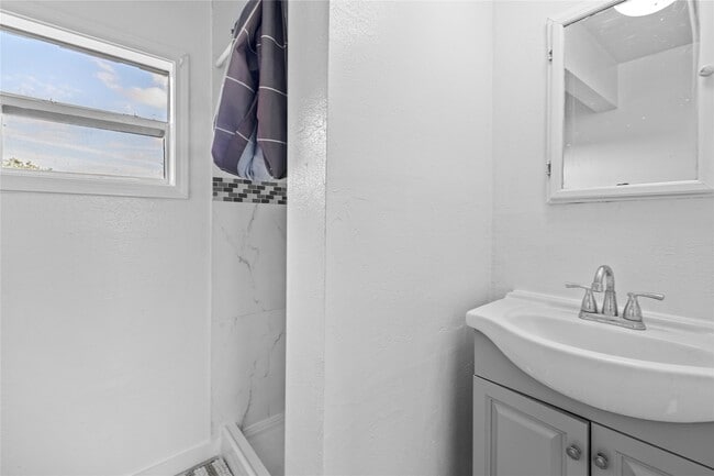Building Photo - 6327 Lynkat Ln