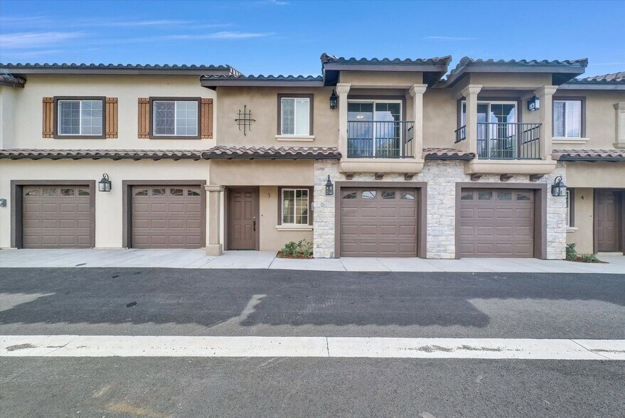 Primary Photo - 16385 Valencia Ave