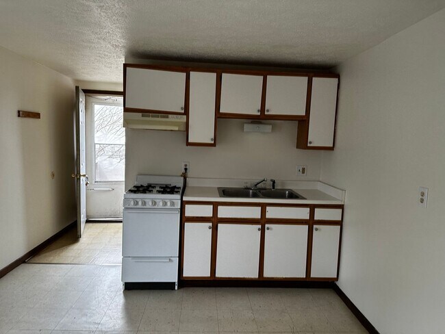 Building Photo - 745 Elm St
