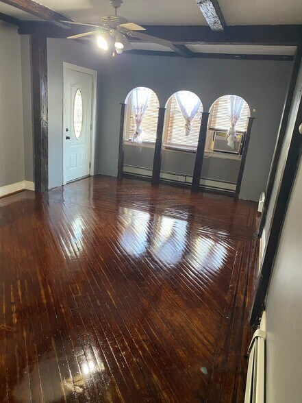 Building Photo - 421 Halsted St