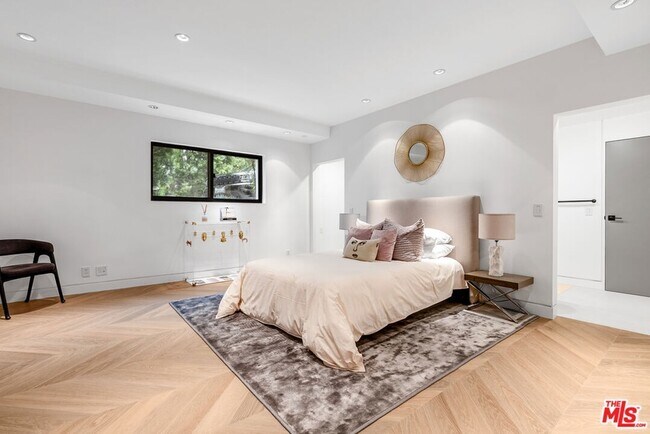 Building Photo - 9405 Sierra Mar Pl