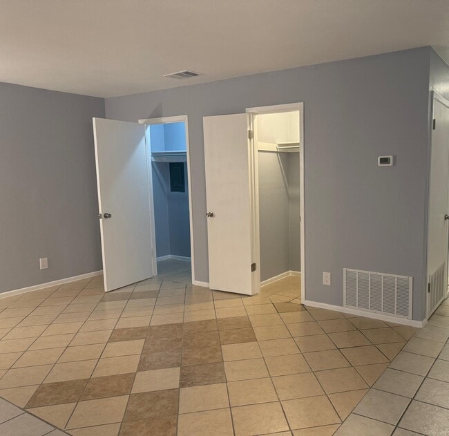 Building Photo - 1412 E Hillside Rd