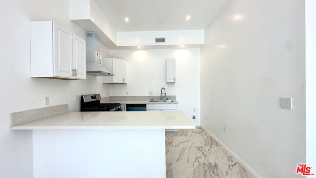 Building Photo - 16023 Wyandotte St