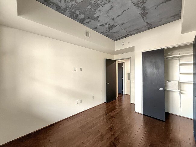 Building Photo - Large and bright 2 bedroom, 2 bathroom con...