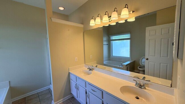 Building Photo - Lovely 3 bedroom, 2 bathroom ranch home in heart of Ballantyne