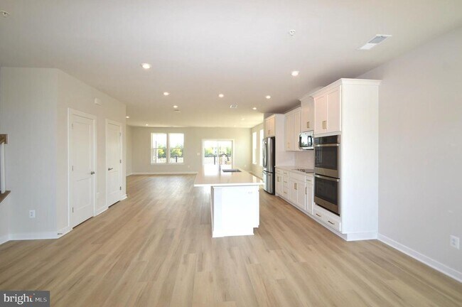 Building Photo - 43795 Middleway Ter