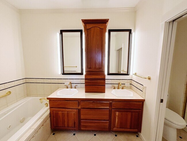 Building Photo - 2Bd/1.75Ba Kirkland Condo
