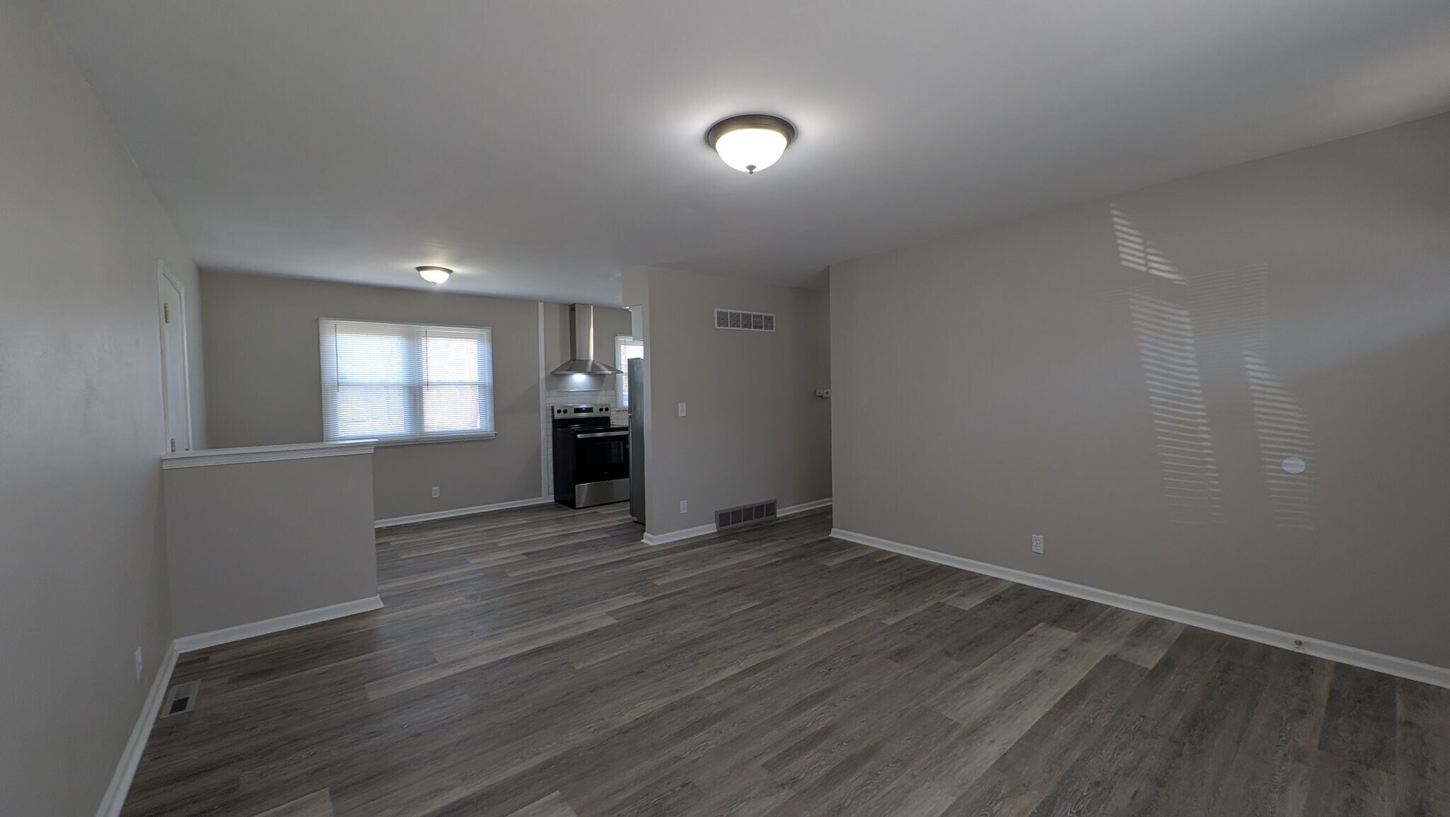 Building Photo - 702 W 39 St N