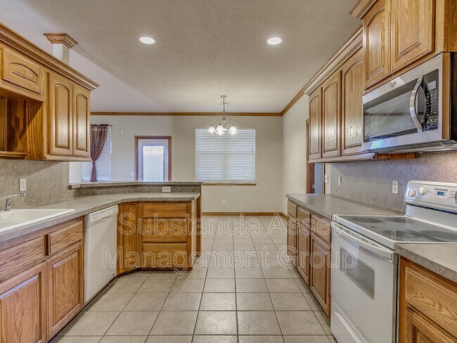 Building Photo - 901 NE 26th Ct
