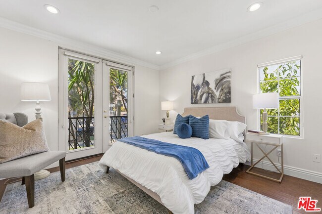 Building Photo - 1114 S La Peer Dr