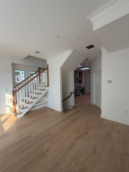 Building Photo - 5 Thurston St