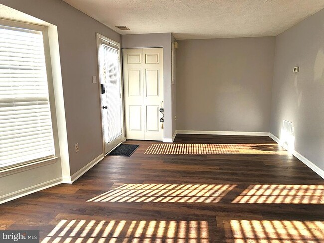 Building Photo - 557 Cascade Way