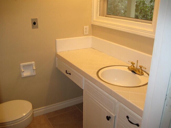 Building Photo - 5 bedrooms