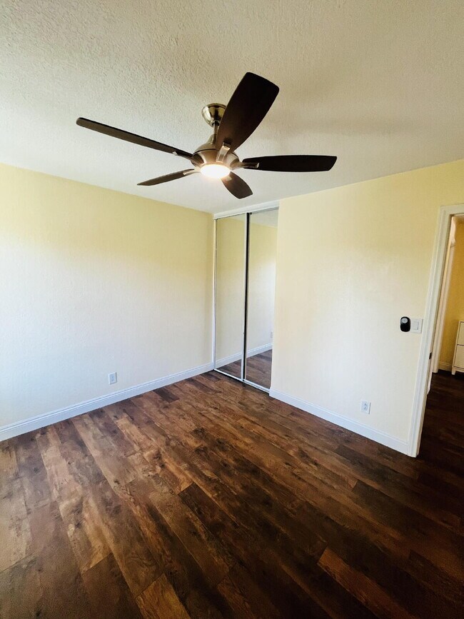 Building Photo - $2,900 - 2 Bed 2 Bath Condo in Del Cerro