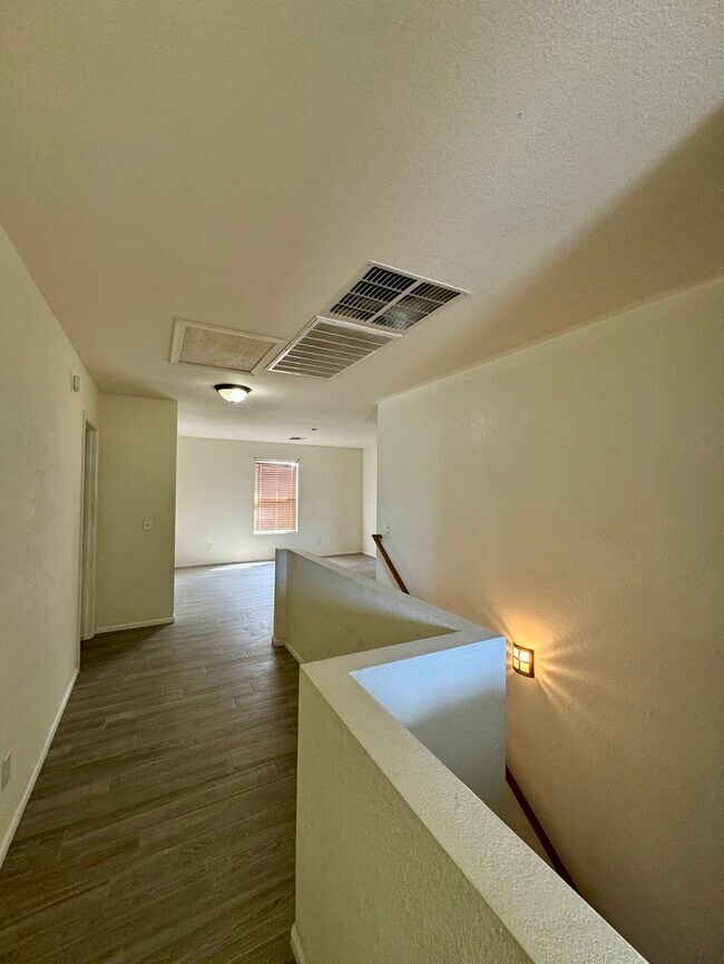 Building Photo - HOUSE FOR RENT