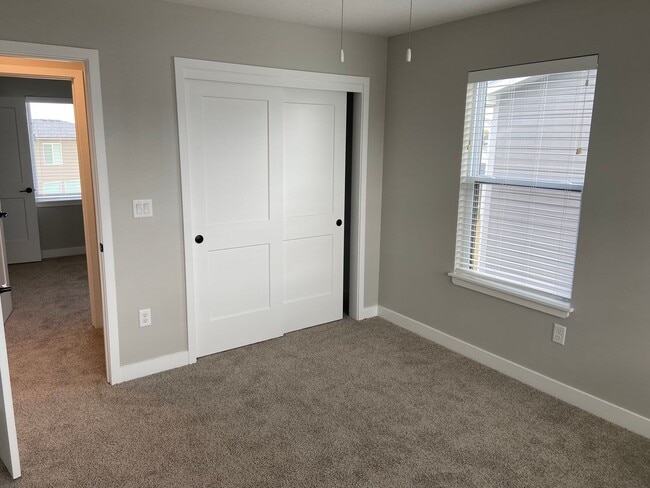 Building Photo - Newer build single family home!