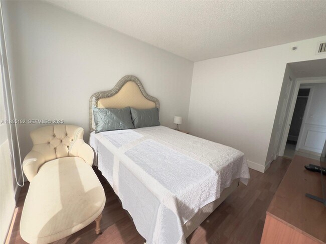 Building Photo - 1000 W Island Blvd