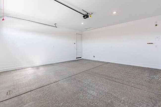 Building Photo - Modern Elegance in the Heart of Asante – L...