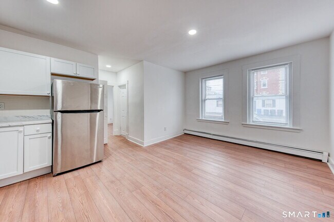 Building Photo - 152 Oak St