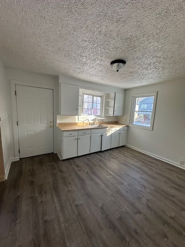 Building Photo - 82 Lime St