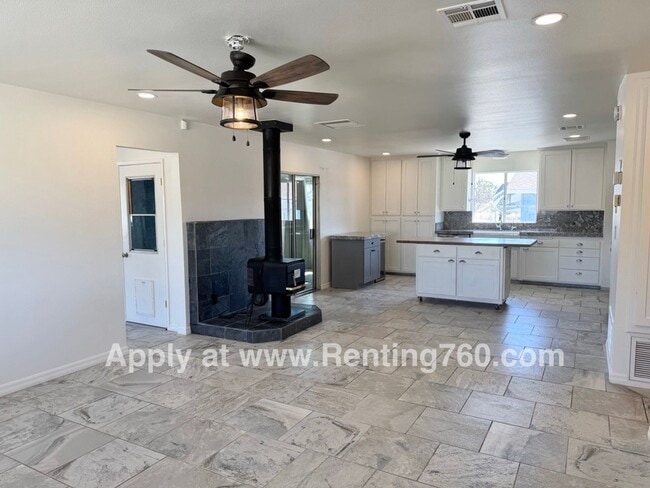 Building Photo - Huge Home with Solar Panels & Tons of Space!