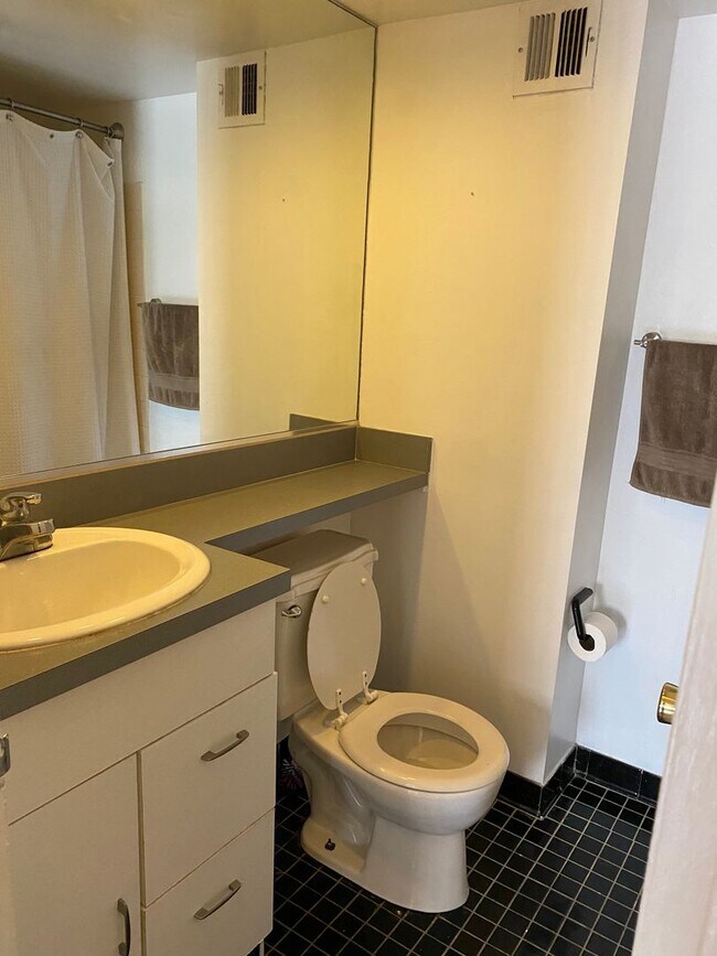 Building Photo - Efficiency close to Dupont Circle
