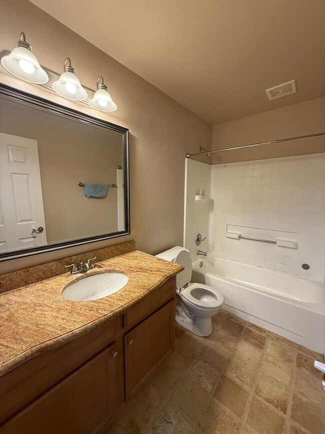 Building Photo - 2 bed 2 bath upstairs condo available to m...