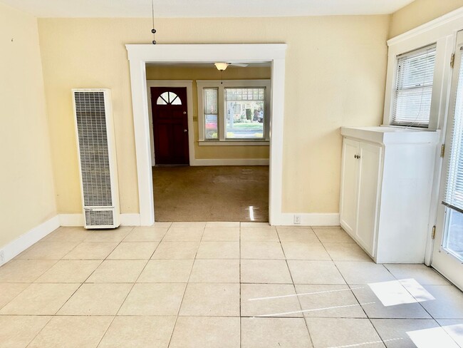 Building Photo - Charming 3/1 in the Heart of Tower Distict