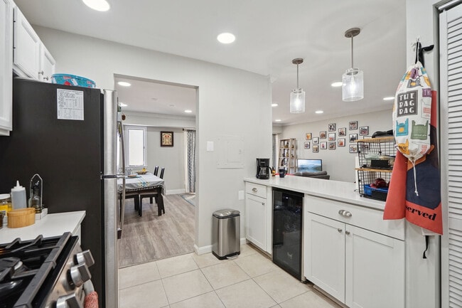 Building Photo - 102 Monroe St