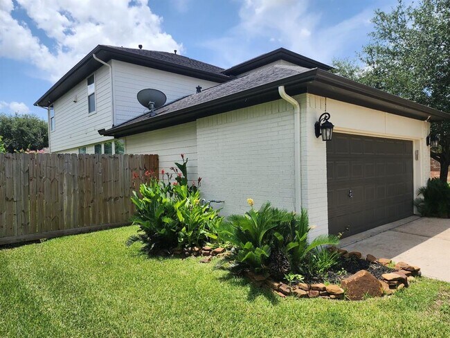 Building Photo - 16935 Jelly Park Stone Dr
