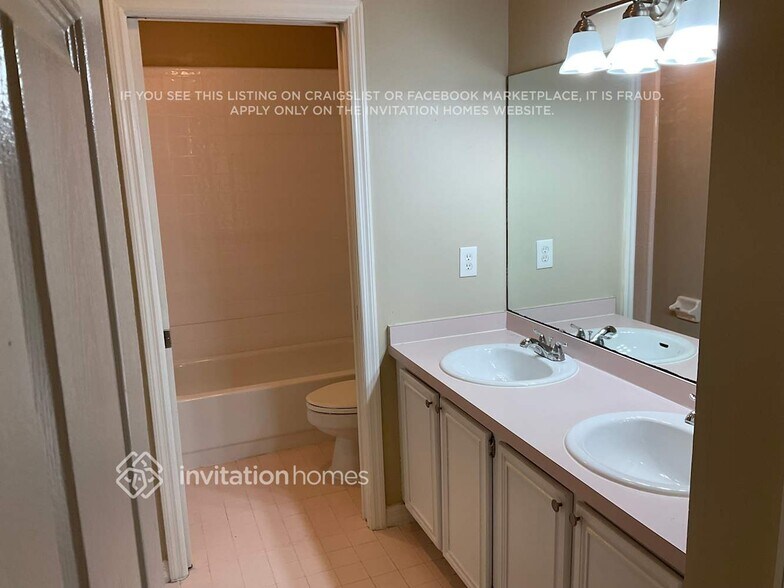 Building Photo - 1450 Thornhill Cir