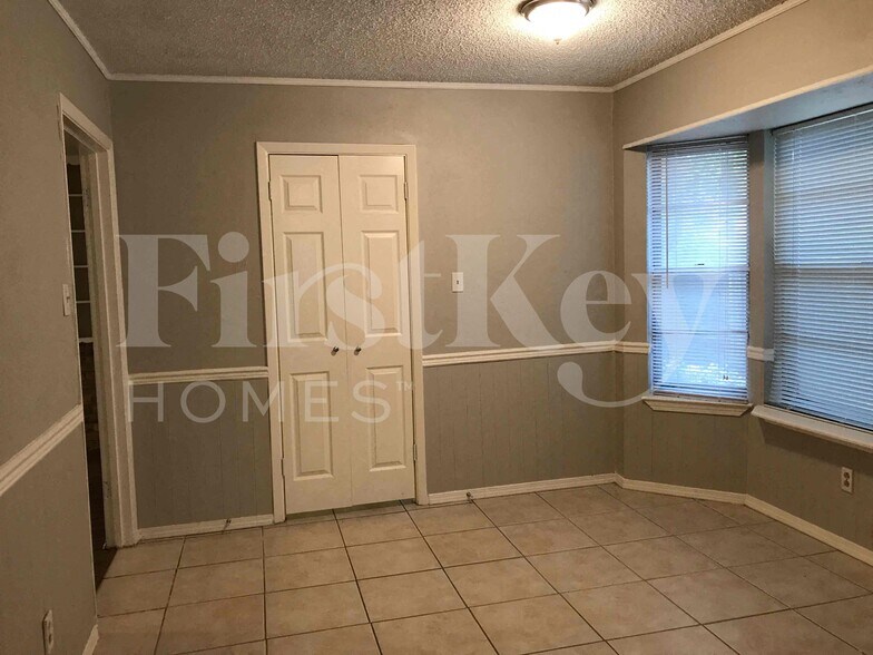 Building Photo - 2710 Peachtree Ln