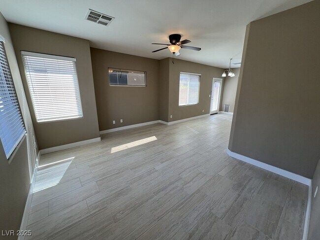 Building Photo - 733 Easter Lily Pl