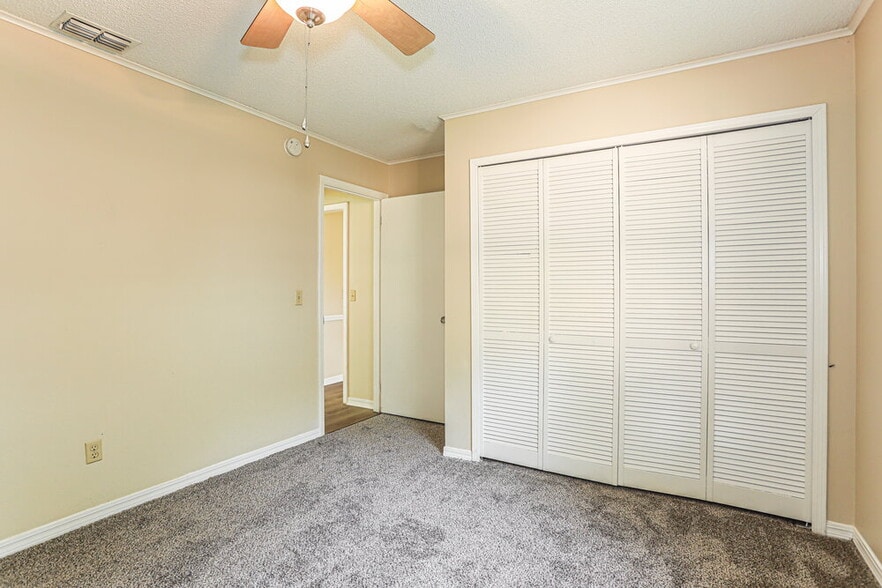Building Photo - 8323 Cross Timbers Dr W