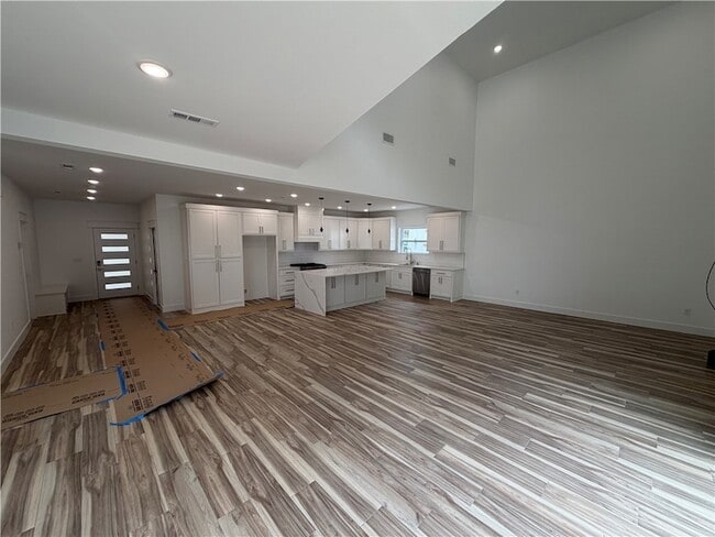 Building Photo - 916 N Sang Ave