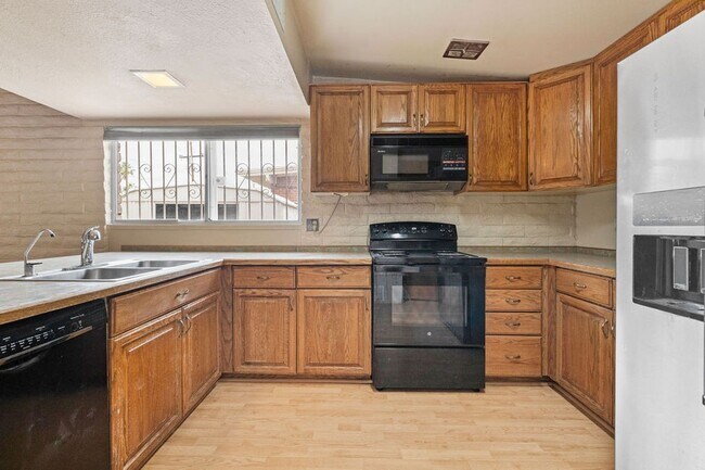 Building Photo - Eastside 4 Bedroom Home with Pool
