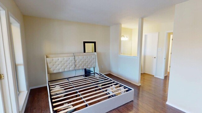 Building Photo - Large Centrally located townhome