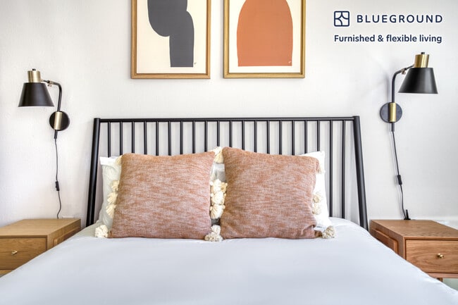 Building Photo - 11601 Century Oaks Terrace