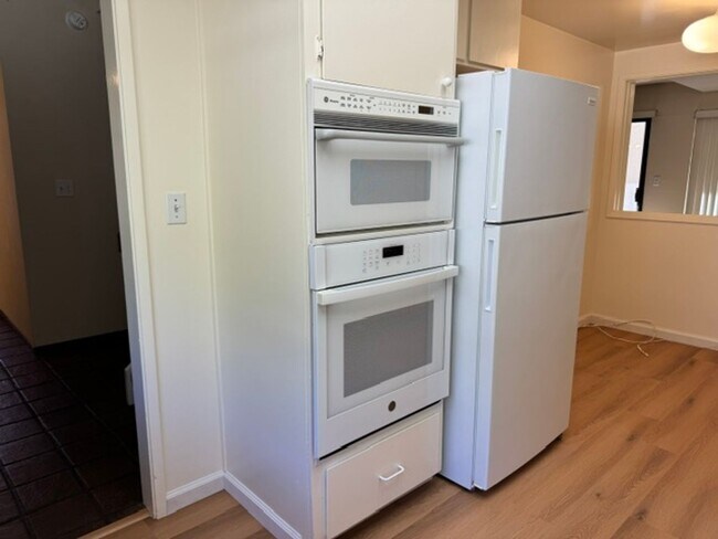 Building Photo - 2 story townhome with attached garage & no shared walls! Move in ready!