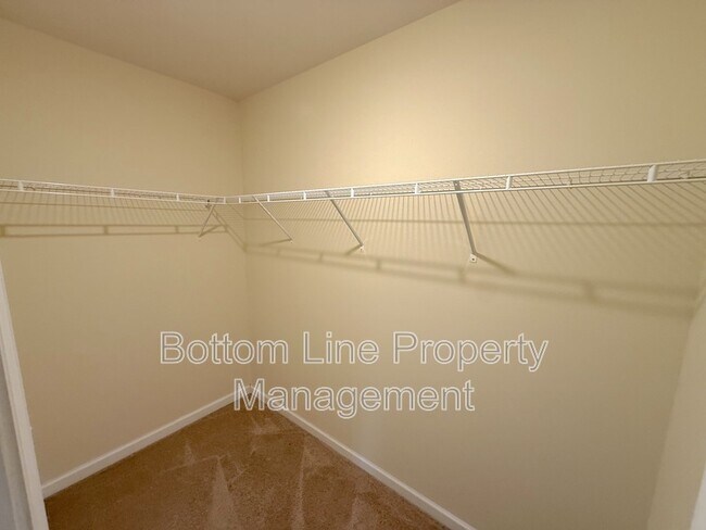 Building Photo - 1321 Waylon Ave
