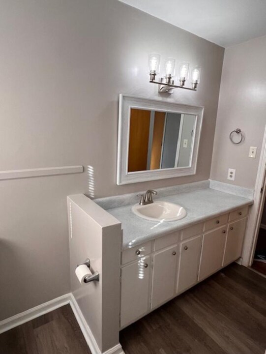 Building Photo - 5680 Meadowcrest St