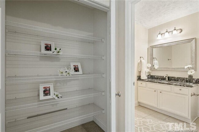 Building Photo - 1600 Silver Ridge Ct