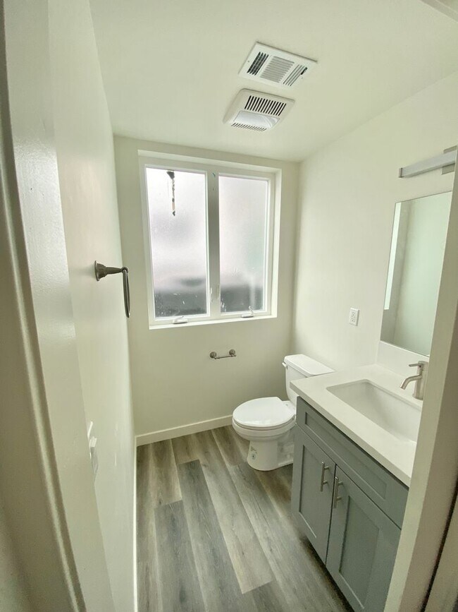 Building Photo - 2409 1/2 Ridgeley Dr