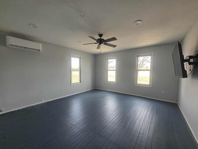 Building Photo - Charming Farm House!