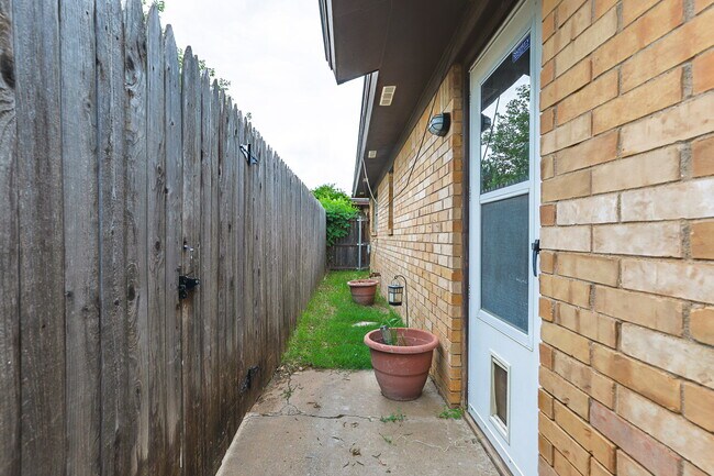 Building Photo - Beautifully Updated Duplex in South Lubbock!