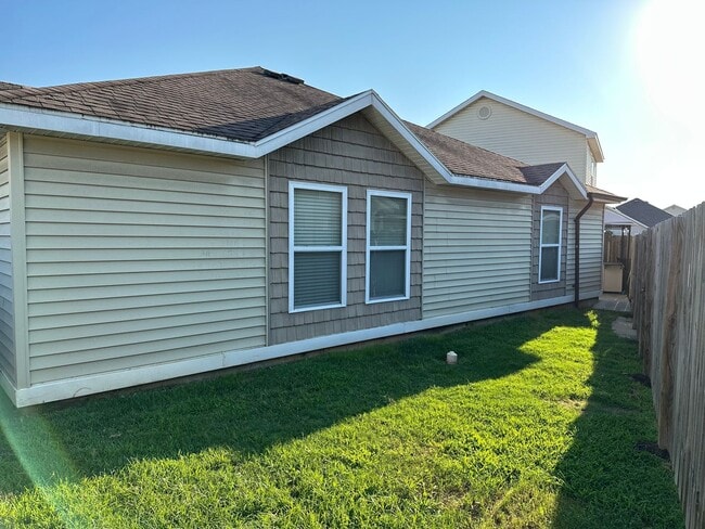 Building Photo - Available August 1st!  3-Bedroom, 2-Bathro...
